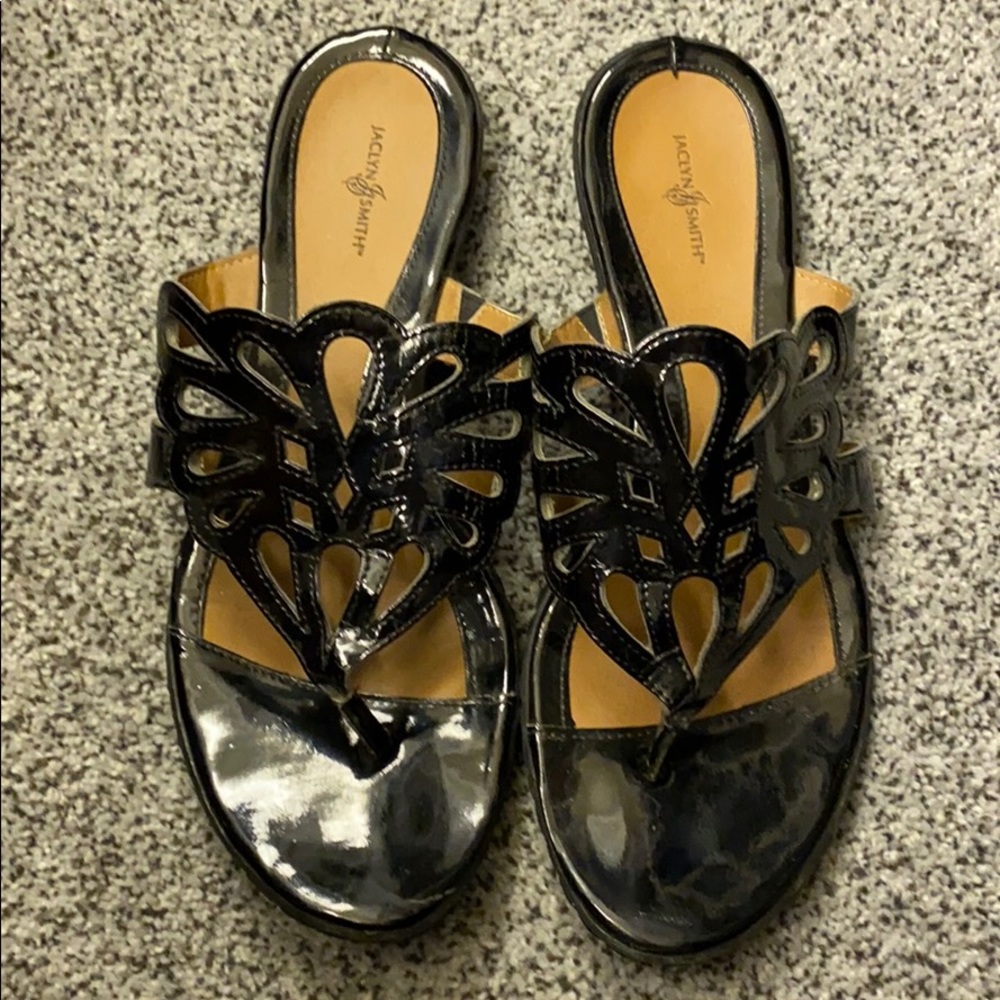Jaclyn Smith black flip flops